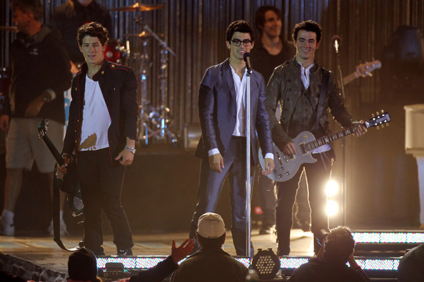 Nick+Joe+Kevin+Jonas+film+late+night+concert+QUpk13VR-kHl