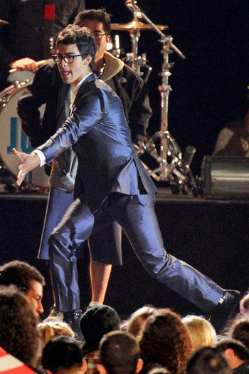 Nick+Joe+Kevin+Jonas+film+late+night+concert+w322Dha5Wkkl