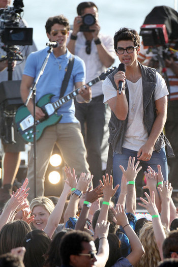 Nick+Joe+Kevin+Jonas+film+concert+Los+Angeles+E3wzcJaFZSAl - Nick Joe and Kevin Jonas Film a Concert 2