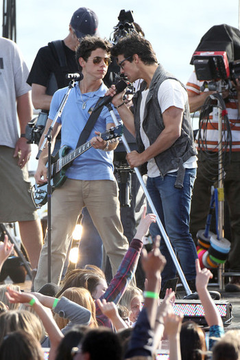 Nick+Joe+Kevin+Jonas+film+concert+Los+Angeles+feXQPQDgcCtl - Nick Joe and Kevin Jonas Film a Concert 2