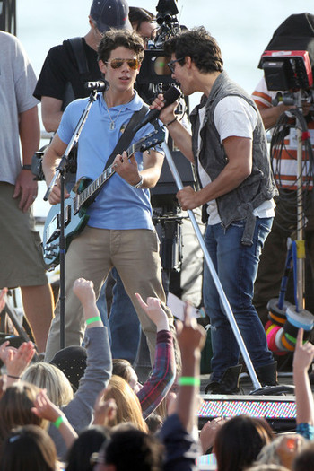 Nick+Joe+Kevin+Jonas+film+concert+Los+Angeles+MhYp8juF6Arl - Nick Joe and Kevin Jonas Film a Concert 2