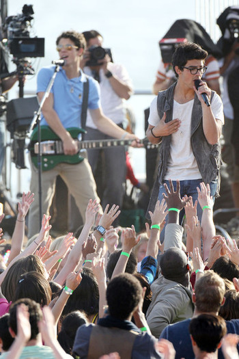 Nick+Joe+Kevin+Jonas+film+concert+Los+Angeles+vksmobmEB_fl