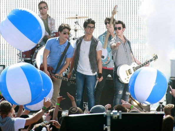 Jonas+Brothers+Rockin+Out+Set+Jonas+L+3qomeF8Rzljl - The Jonas Brothers Rockin Out On The Set Of Jonas L A