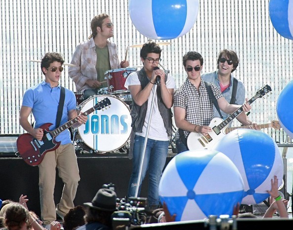 Jonas+Brothers+Rockin+Out+Set+Jonas+L+94i09fmY-bpl - The Jonas Brothers Rockin Out On The Set Of Jonas L A