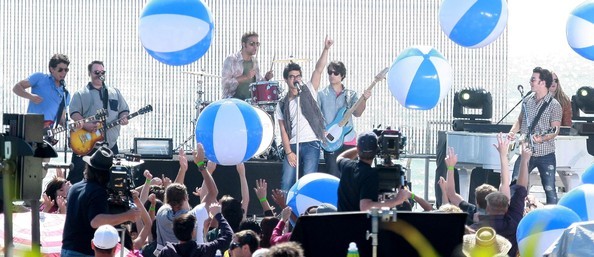 Jonas+Brothers+Rockin+Out+Set+Jonas+L+HXYgfuvaVcyl - The Jonas Brothers Rockin Out On The Set Of Jonas L A