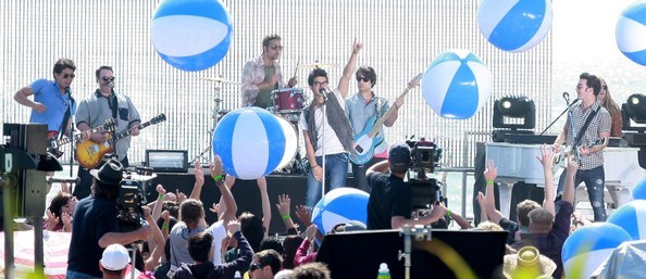 Jonas+Brothers+Rockin+Out+Set+Jonas+L+HXYgfuvaVcyl