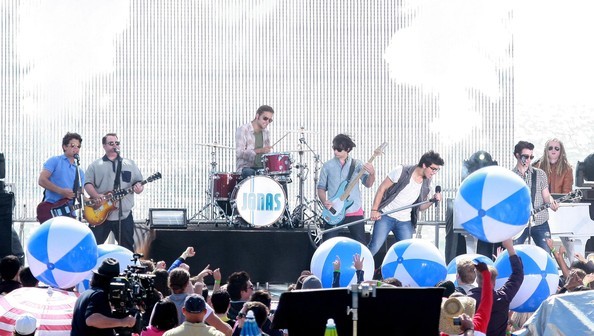 Jonas+Brothers+Rockin+Out+Set+Jonas+L+kLbD_G2Cpabl