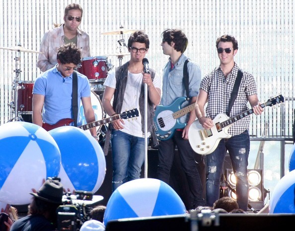 Jonas+Brothers+Rockin+Out+Set+Jonas+L+XveTyFN-gcll