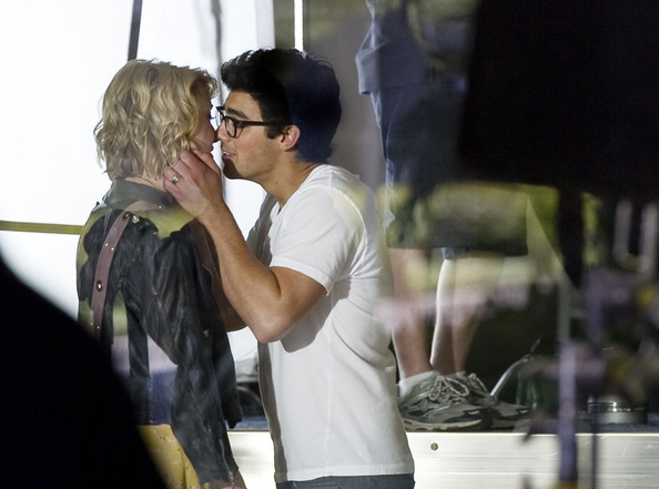 Joe+kisses+the+girl+vUYx7gt6s4bl - Joe Jonas Kisses His Costar