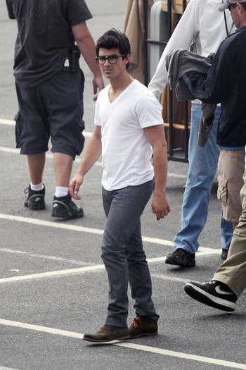 Kevin+Jonas+walks+get+food+before+filming+AJYrkspl-Q0l - Kevin and Joe Jonas Film Scenes