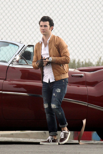 Kevin+Jonas+walks+get+food+before+filming+C2mjGwEO2C_l - Kevin and Joe Jonas Film Scenes