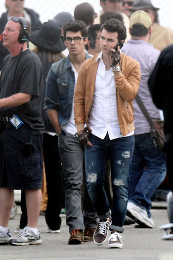 Kevin+Jonas+walks+get+food+before+filming+GdVM6eExpjYl - Kevin and Joe Jonas Film Scenes