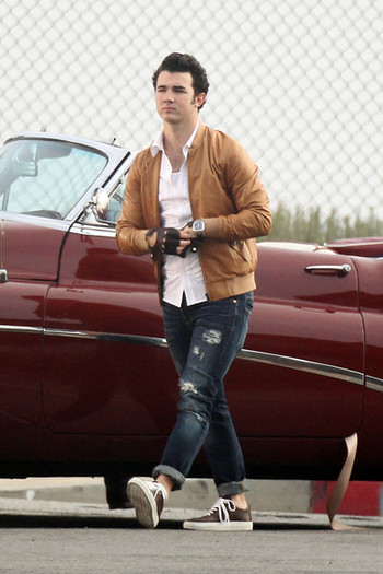 Kevin+Jonas+walks+get+food+before+filming+MgrIbpDyPzbl