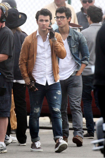 Kevin+Jonas+walks+get+food+before+filming+Pq7Ofta3_5Jl - Kevin and Joe Jonas Film Scenes