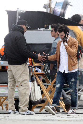 Kevin+Jonas+walks+get+food+before+filming+uBpC-Qnh7Afl - Kevin and Joe Jonas Film Scenes