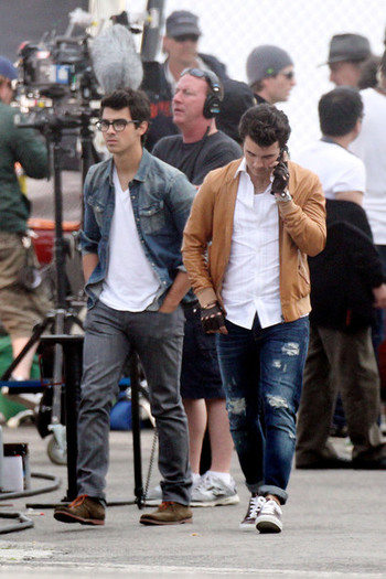 Kevin+Jonas+walks+get+food+before+filming+UPZ9cfEkPmBl - Kevin and Joe Jonas Film Scenes