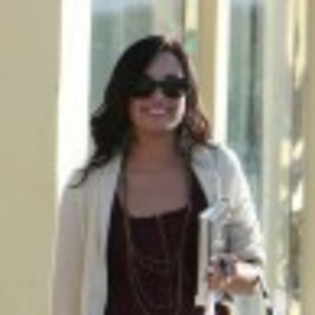 poze-demi-lovato-6-97x97 - Demi Lovato cu sacosa prin oras