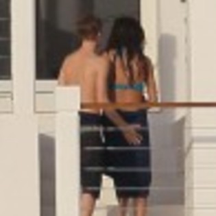 selena-gomez-si-justin-bieber-10-97x97 - poze justin si selena gomez au petrecut revelionul impreuna