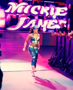 Mickie-James-Vs-Mercedes-Martinez