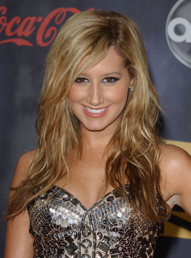 largemsg121873907817ox2 - Ashley Tisdale