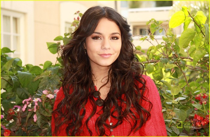 26281178_OUNGEHYKV - poze Vanessa Hudgens