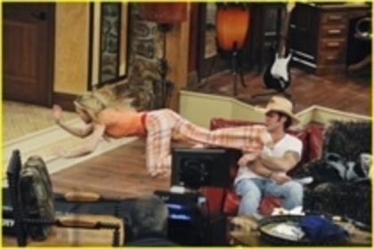 21388776_QLIIXGNDF - episoade din hannah montana