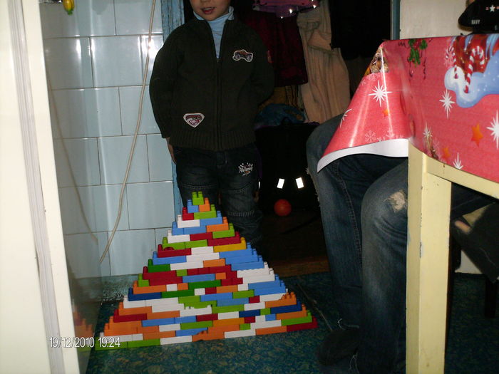 piramida in constructie..:)) - vacanta nepotilor_2010