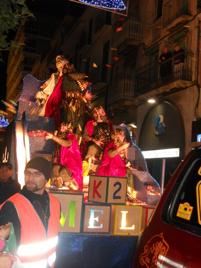 se arunca bomboane - Fiesta de reyes