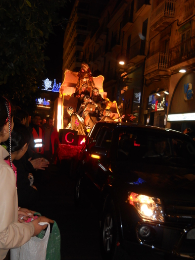 copiii cu pungile in asteptare - Fiesta de reyes