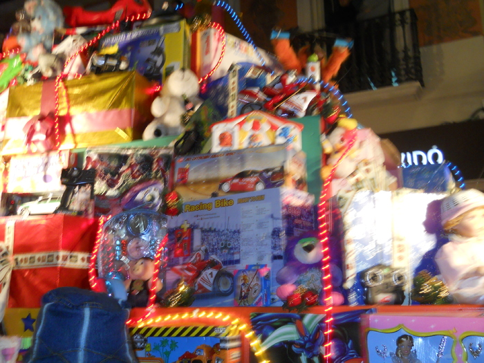 vor fi impartite in fata primariei - Fiesta de reyes