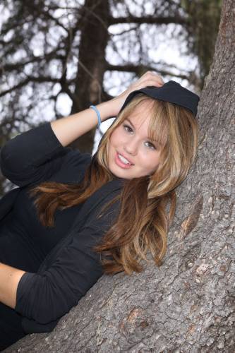 Debby Ryan in parc (10)