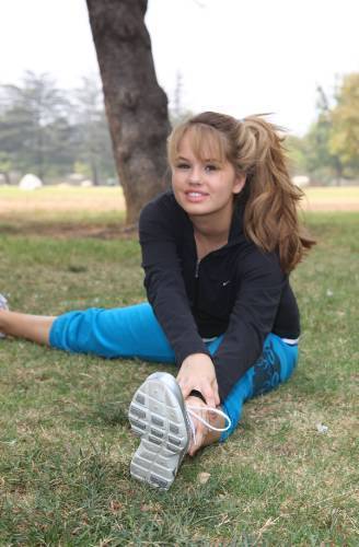 Debby Ryan in parc (13)