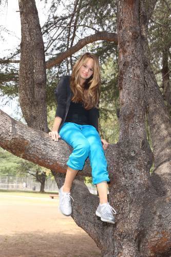 Debby Ryan in parc (23)