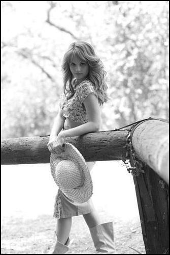 Debby Ryan tinute & cuafuri (44)