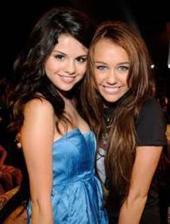 Selz si milz - poze cu demi lovato selena gomez si miley cyrus