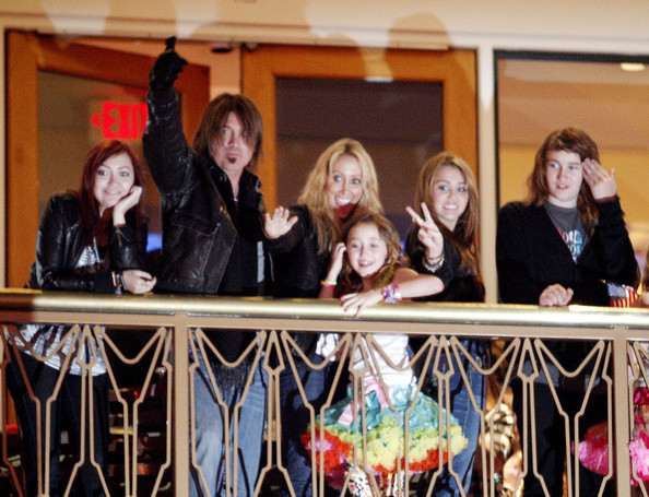  - x Miley Cyrus And Family Wathing Little Sisters 2010