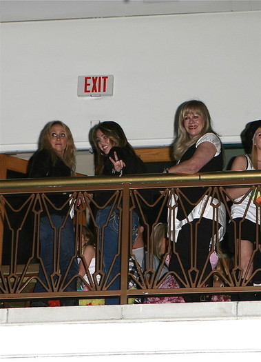  - x Miley Cyrus And Family Wathing Little Sisters 2010
