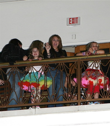  - x Miley Cyrus And Family Wathing Little Sisters 2010