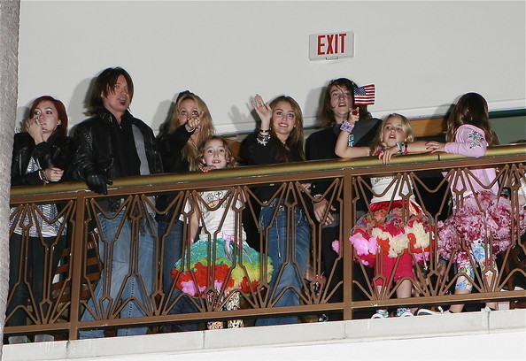  - x Miley Cyrus And Family Wathing Little Sisters 2010