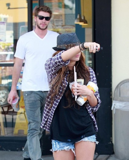 - x Miley Cyrus And Liam Hemsworth Robeks 2010