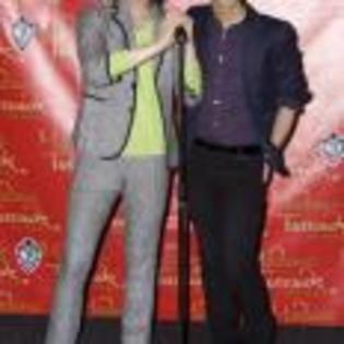 Joe_Jonas_1253629041_2