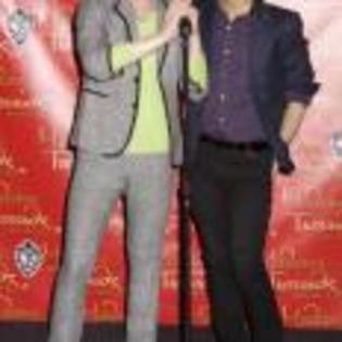 Joe_Jonas_1253629041_3 - poze  jonas