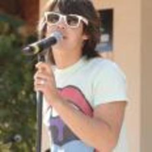 Joe_Jonas_1253629175_4