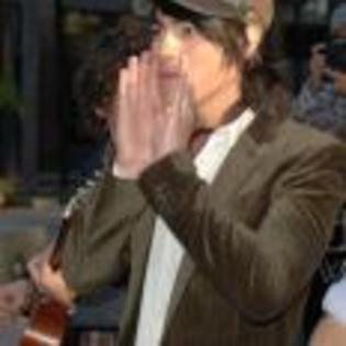 Joe_Jonas_1253629186_1 - poze  jonas