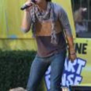 Joe_Jonas_1253629335_4