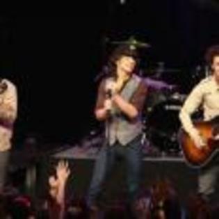 Joe-Jonas-1210598522 - poze  jonas