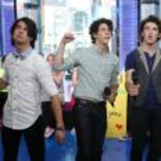Joe_Jonas_1264193023_4 - poze  jonas