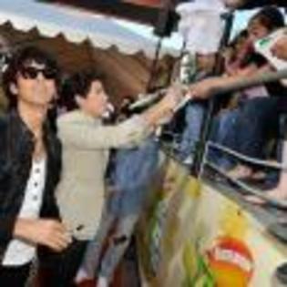 Joe_Jonas_1264193396_1 - poze  jonas
