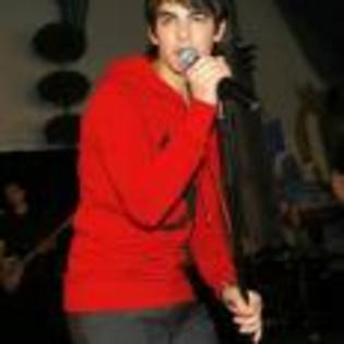 Joe_Jonas_1264193450_2