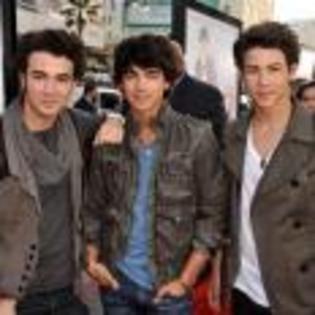 Joe_Jonas_1264193470_3